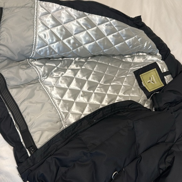 Woman’s down ski jacket worn for 3 seasons only really good shape - Picture 3 of 4